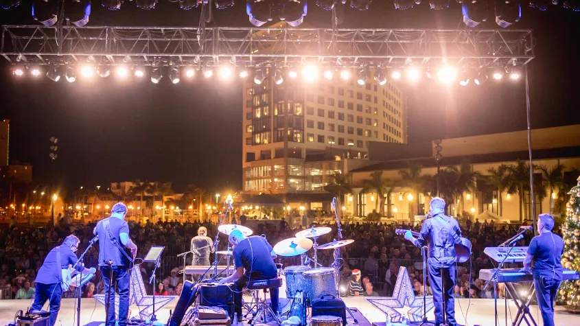 Amphitheater Hotel in background