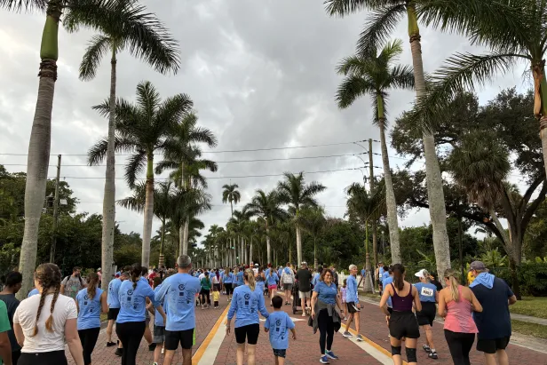 turkey trot participants running through McGregor Blvd
